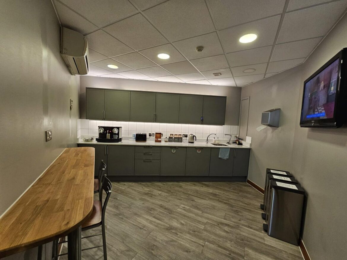 Kitchenette with breakfast bar at Prama House, Oxford